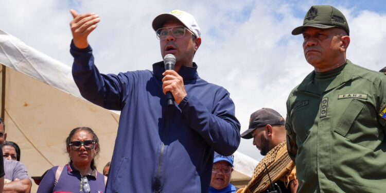 Ministro Héctor Silva lidera encuentro con el sector minero en Las Claritas