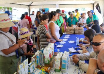 Alcaldía de Maracaibo llegó a «Torito Fernández» con mercado popular y de emprendedores