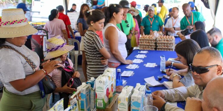 Alcaldía de Maracaibo llegó a «Torito Fernández» con mercado popular y de emprendedores