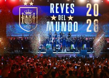 Madrid se viste de rojo para la histórica bienvenida a la selección española