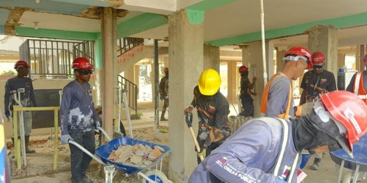 Comienza la reconstrucción de edificios en La Guaira: así van los trabajos en Maiquetía