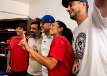 Ministro Miguel Ángel Pérez Pirela recorre campamento transitorio en La Guaira