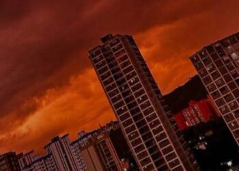 Por esta razón el cielo se ilumino de rojo en Caracas y La Guaira (+Video)