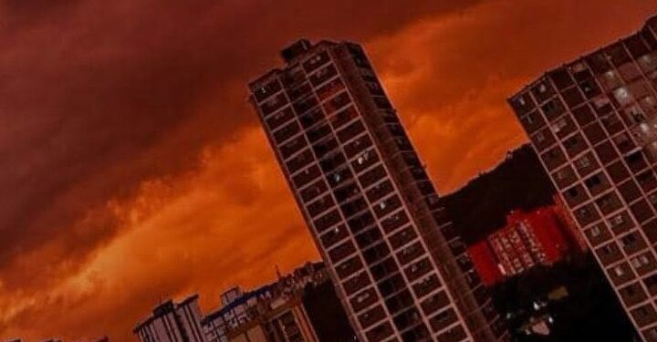 Por esta razón el cielo se ilumino de rojo en Caracas y La Guaira (+Video)