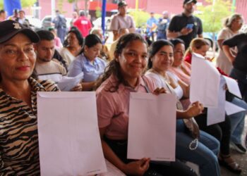 Se adjudicaron 164 locales a comerciantes del Centro Comercial Simón Bolívar ¡Alcalde Di Martino entrega protocolización!