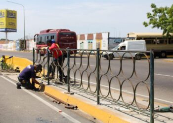 Alcaldía de Maracaibo continúa adecuación del paso peatonal en Galerías Mall