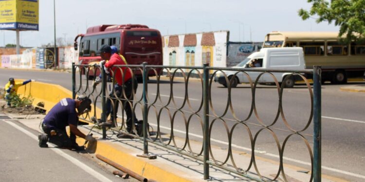 Alcaldía de Maracaibo continúa adecuación del paso peatonal en Galerías Mall