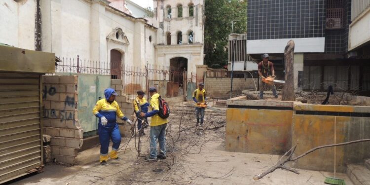 En el Templo San Felipe Neri continúa la limpieza con la extracción de 16 toneladas de desechos