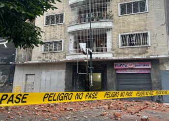 Colapsa cornisa en edificio del boulevard de Sabana Grande (+Video)