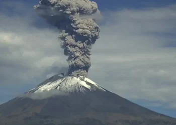 Fuerte explosión del volcán Popocatépetl pone en alerta a tres estados de México