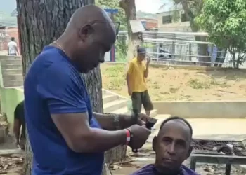 Guaireños afectados por terremoto retoman sus emprendimientos desde las carpas en Catia La Mar