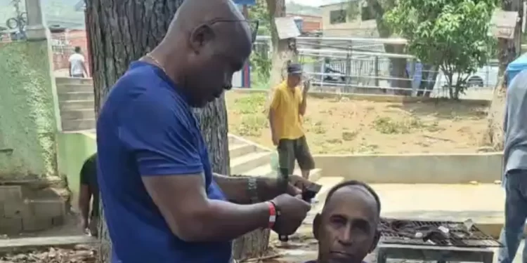 Guaireños afectados por terremoto retoman sus emprendimientos desde las carpas en Catia La Mar