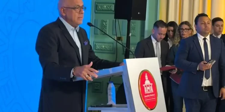 Jorge Rodríguez destituye a Antonio Ecarri de su cargo parlamentario e inicia investigación