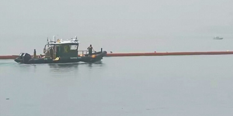 España instala barrera flotante de contención en frontera marítima de Ceuta