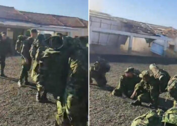 VIDEO: Techo de una estructura se derrumba frente a militares durante el terremoto en Colombia