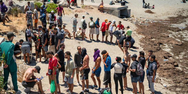 España endurece el discurso hacia migrantes irregulares tras la crisis en Ceuta: «No hay sitio»