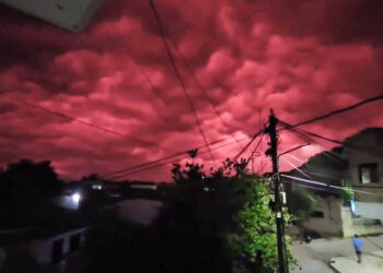 VIDEO: Un inquietante cielo rojo cubre un municipio colombiano a días del terremoto