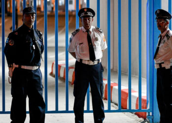 Marruecos despliega policías y militares en la frontera de Ceuta: temen nueva avalancha este sábado