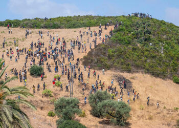 Inmigrantes organizan combates de lucha libre en una playa de Ceuta (VIDEO)