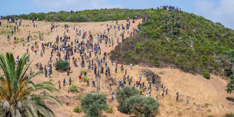 Inmigrantes organizan combates de lucha libre en una playa de Ceuta (VIDEO)