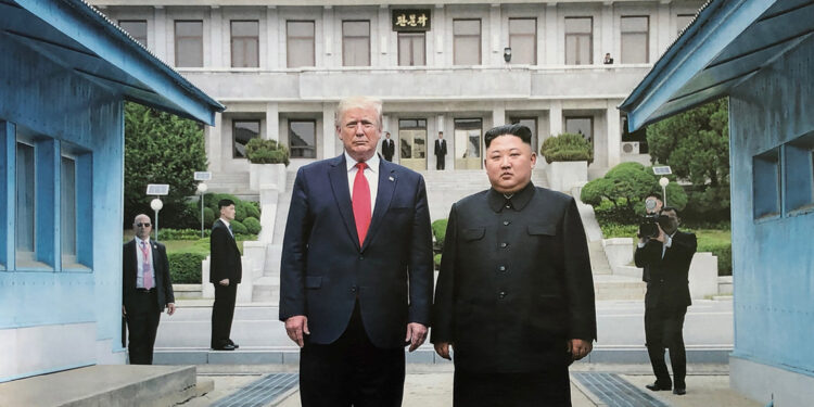 Trump ordena reducir ejercicios militares con Seúl por su «muy buena relación con Kim Jong-un»