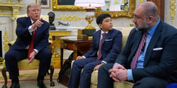 «Cállate, reportas noticias falsas»: Trump regaña y manda a callar a un reportero (VIDEO)