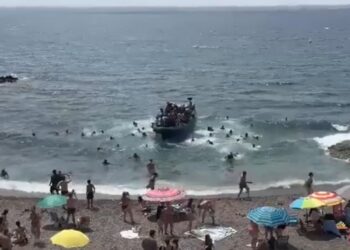 VIDEO: Momento en que una patera desembarca decenas de migrantes ante una multitud de bañistas en España