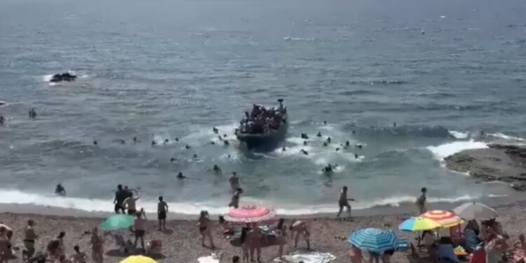 VIDEO: Momento en que una patera desembarca decenas de migrantes ante una multitud de bañistas en España