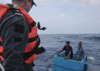 Cinco días a la deriva en una hielera: el milagroso rescate de dos náufragos (VIDEO)