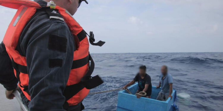 Cinco días a la deriva en una hielera: el milagroso rescate de dos náufragos (VIDEO)