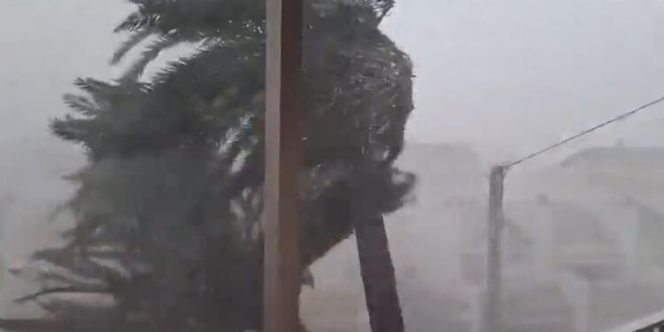 VIDEOS: Feroz tormenta con vientos huracanados azota una provincia en España