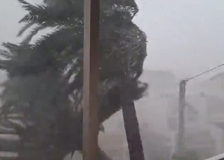 VIDEOS: Feroz tormenta con vientos huracanados azota una provincia en España