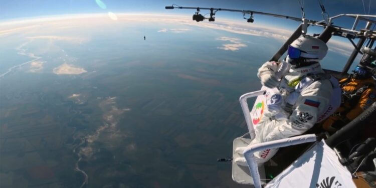 VIDEO: Alucinante salto estratosférico a más de 11.000 metros de altura rompe récord mundial