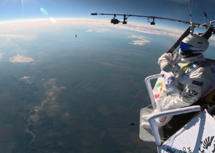 VIDEO: Alucinante salto estratosférico a más de 11.000 metros de altura rompe récord mundial
