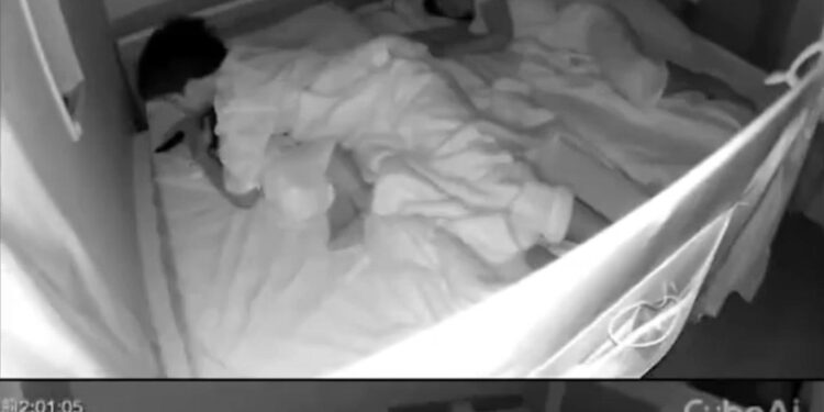 VIDEO: Padre reacciona en segundos y protege a su bebé durante un sismo que los sorprendió durmiendo