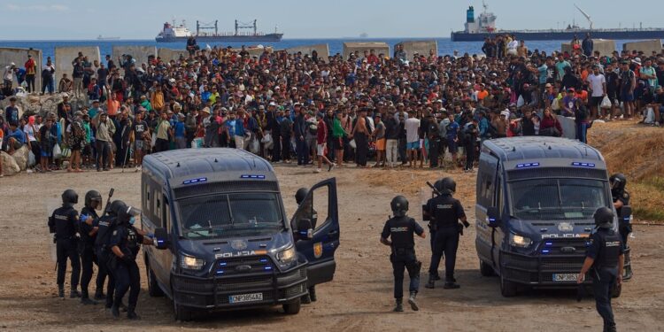 Tensión en Ceuta: reportan enfrentamientos entre locales e inmigrantes (VIDEOS)