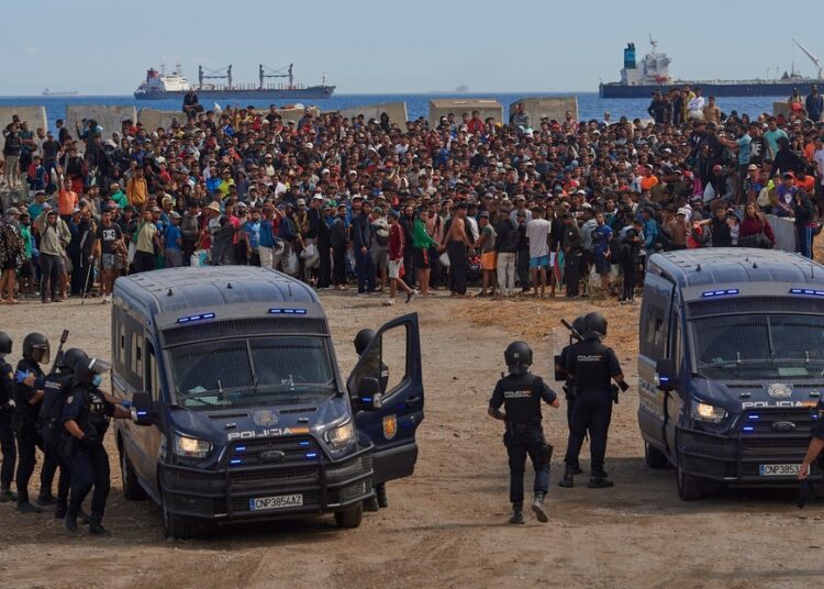 Tensión en Ceuta: reportan enfrentamientos entre locales e inmigrantes (VIDEOS)