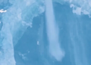 Momento exacto del colapso del glaciar que desató la tragedia en China y Nepal (VIDEO)