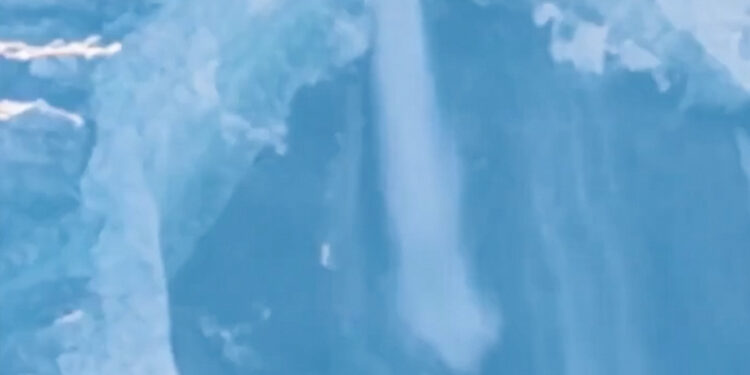 Momento exacto del colapso del glaciar que desató la tragedia en China y Nepal (VIDEO)
