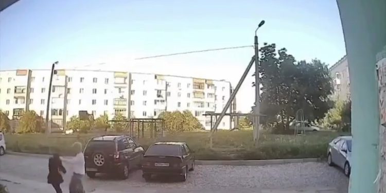 VIDEO: Karma instantáneo castiga a un joven que agredió a su novia