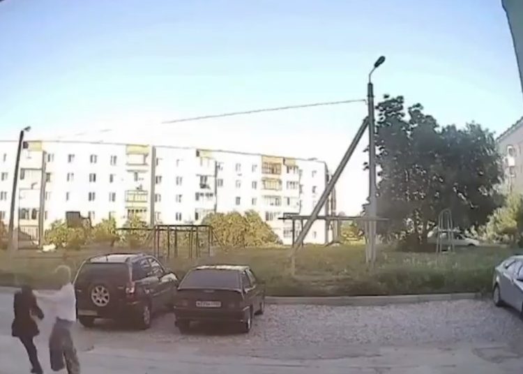 VIDEO: Karma instantáneo castiga a un joven que agredió a su novia