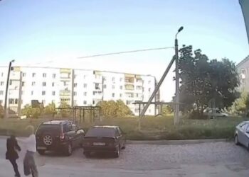 VIDEO: Karma instantáneo castiga a un joven que agredió a su novia