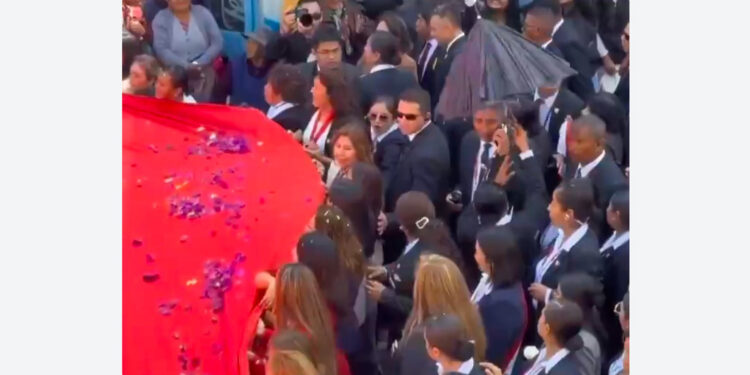 VIDEO: Keiko Fujimori recibe un ‘huevazo’ durante evento público