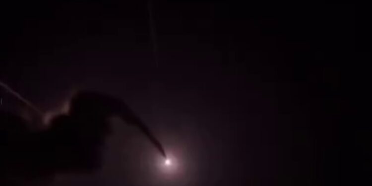 Irán descarga su respuesta: misiles y drones despegan rumbo a bases de EE.UU. (VIDEO)