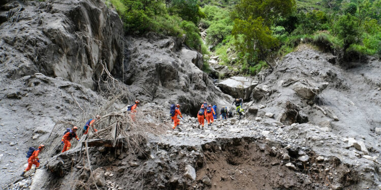 China advierte del riesgo de nuevos colapsos de glaciares tras el desastre natural en la frontera con Nepal