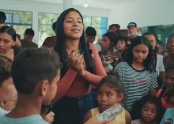 Cantante Emily Galaviz visitó a familias del campamento transitorio Gran Colombia