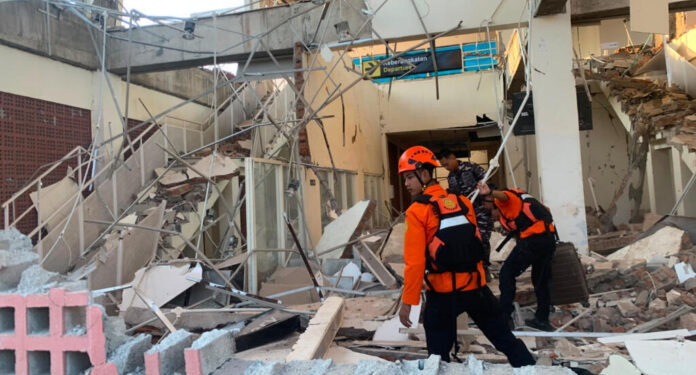 Indonesia | Terremoto de magnitud 7,7 deja casi 40 muertos y miles de evacuados
