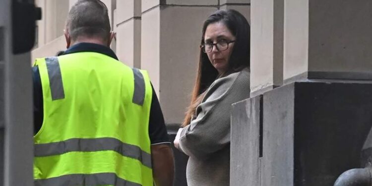 Mujer australiana condenada por matar a tres familiares apela la cadena perpetua