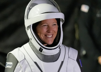 Sophie Adenot se convierte en la primera mujer francesa en realizar una caminata espacial