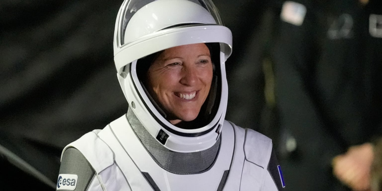 Sophie Adenot se convierte en la primera mujer francesa en realizar una caminata espacial